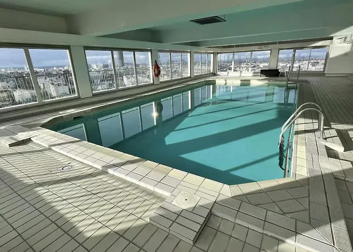 Amazing View, Beautiful Flat, Swimming Pools, Secure Parking Paris